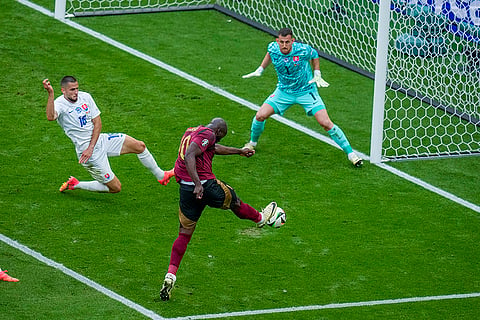 Romelu Lukaku challenges Slovakia's goalkeeper Martin Dubravka